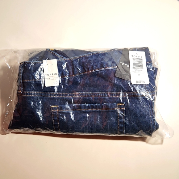 NWT TORRID SHORTS BERMUDA BOYFRIEND VINTAGE STRETCH DISTRESSED 10" INSEAM FRAYED - Picture 9 of 11